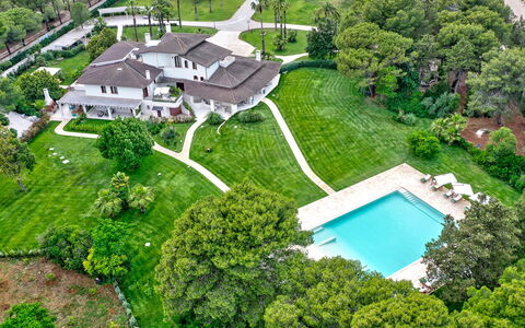 Villa Oria: Edificio, Planta, Verde, Árbol, Paisaje Natural, El Terreno Del Lote, Vegetación, Diseño Urbano, Casa, Biome