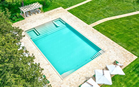 Villa Oria: Agua, Planta, Piscina, Verde, Rectángulo, Azur, El Terreno Del Lote, Edificio, Hierba, Diseño Urbano
