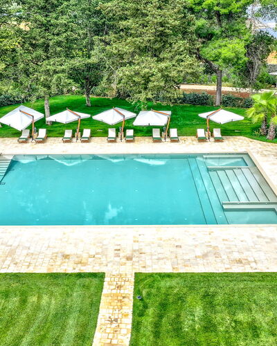 Villa Oria: Agua, Planta, Propiedad, Piscina, Verde, Rectángulo, Árbol, Sombra, Hierba, Mueble Para Exteriores