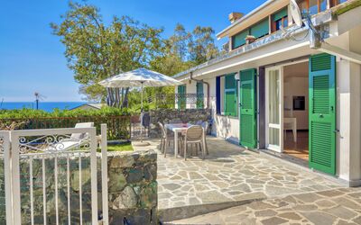 Marlà - Levanto: Cielo, Propiedad, Mesa, Planta, Edificio, Azur, Sombra, Maceta, Puerta, Silla