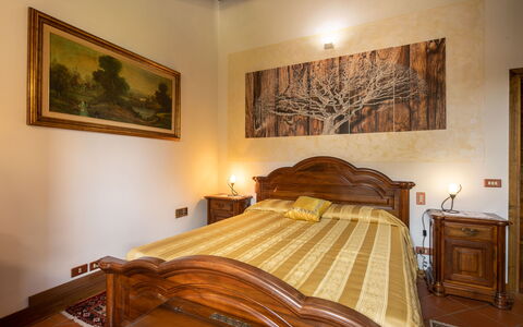 Valdambra Villa: Cama, Mueble, Habitación, Diseño De Interiores, Pared, Sábana, Madera, Lecho, Piso, Techo