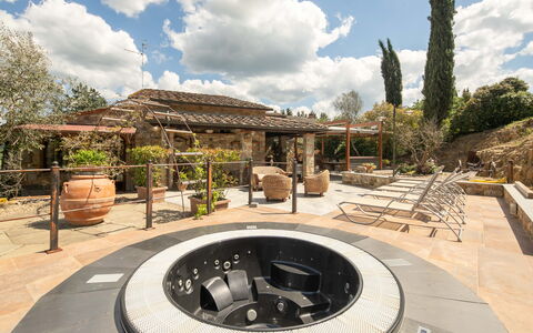 Valdambra Villa: Jardín, Patio Interior, Losa, Paisajismo, Fuente De Agua, Patio, Estructura Al Aire Libre, Diseño, Patio, Yarda