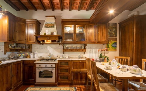 Valdambra Villa: Mueble, Diseño De Interiores, Gabinetes, Madera, Cocina, Piso, Alacena, Mostrador, Techo, Habitación
