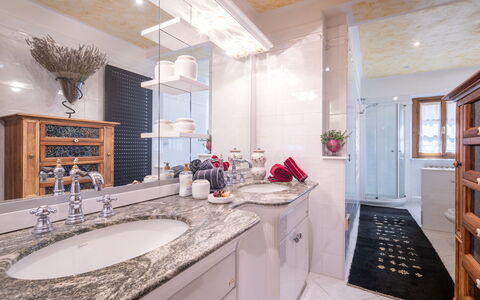 Valdambra Villa: Arreglo De Tubería, Diseño De Interiores, Lavabo, Mostrador, Piso, Mueble De Baño, Baño, Grifo, Gabinetes, Suelo