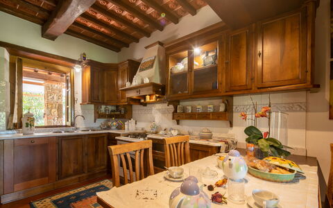 Valdambra Villa: Mueble, Diseño De Interiores, Gabinetes, Cocina, Madera, Piso, Mostrador, Techo, Encendiendo, Habitación