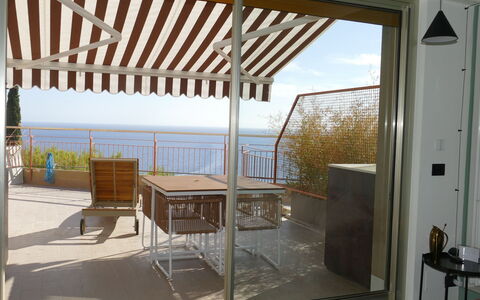 Ventimiglia 633: Propiedad, Mueble, Cielo, Edificio, Sombra, Madera, Puerta, Silla, Diseño De Interiores, Mesa