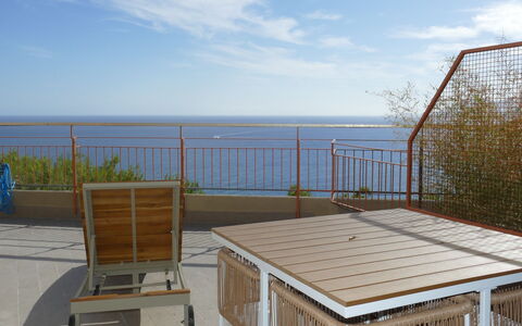 Ventimiglia 633: Cielo, Nube, Agua, Tiempo De Día, Propiedad, Madera, Mueble Para Exteriores, Sombra, Suelo, Pared