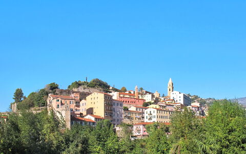 Ventimiglia 633: Cielo, Edificio, Azur, Árbol, Paisaje Natural, Planta, Fachada, Ciudad, Techo, Casa