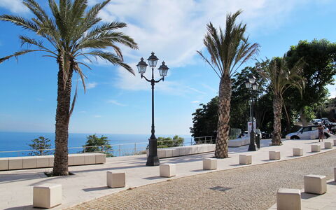 Ventimiglia 633: Nube, Cielo, Agua, Planta, Árbol, Arecales, Vegetación, Edificio, Plantas Leñosas, Paisaje