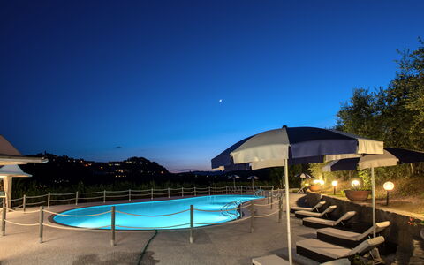 Villa Alfresco: Agua, Cielo, Planta, Piscina, Edificio, Azur, Sombra, Árbol, Mueble Para Exteriores, Cuerpo De Agua