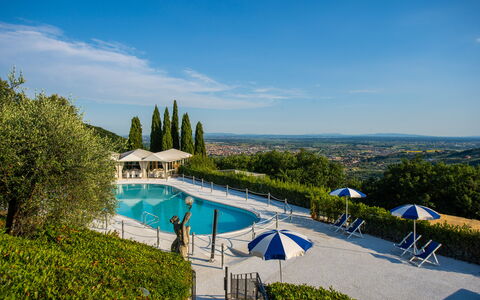 Villa Alfresco: Cielo, Agua, Nube, Piscina, Planta, Naturaleza, Azur, Árbol, Vegetación, Mueble Para Exteriores