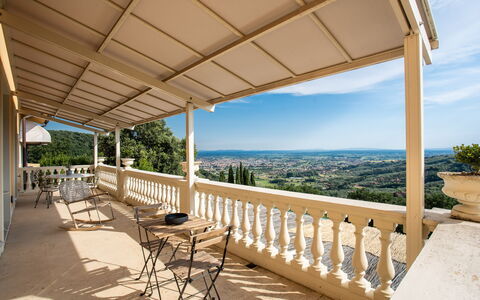 Villa Alfresco: Cielo, Propiedad, Tiempo De Día, Edificio, Mesa, Porche, Sombra, Madera, Diseño De Interiores, Mueble Para Exteriores