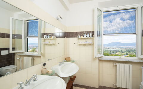 Villa Lastra: Espejo, Grifo, Arreglo De Tubería, Lavabo, Propiedad, Lavabo Del Baño, Ventana, Baño, Nube, Diseño De Interiores