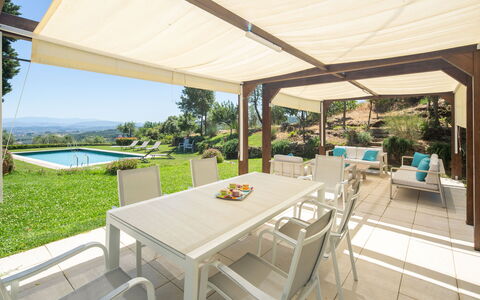 Villa Lastra: Mesa, Mueble, Propiedad, Planta, Silla, Sombra, Mueble Para Exteriores, Piscina, Diseño De Interiores, Agua