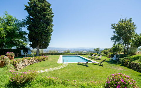 Villa Lastra: Cielo, Planta, Agua, Propiedad, Flor, Planta De La Comunidad, Paisaje Natural, Árbol, Vegetación, Piscina