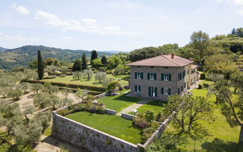 Villa Lastra: Nube, Planta, Cielo, Propiedad, Ventana, Edificio, Árbol, Casa, Paisaje Natural, Hierba