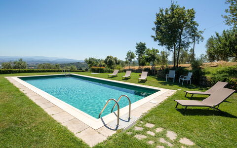 Villa Lastra: Agua, Planta, Cielo, Edificio, Piscina, Árbol, Sombra, Mueble Para Exteriores, Rectángulo, El Terreno Del Lote