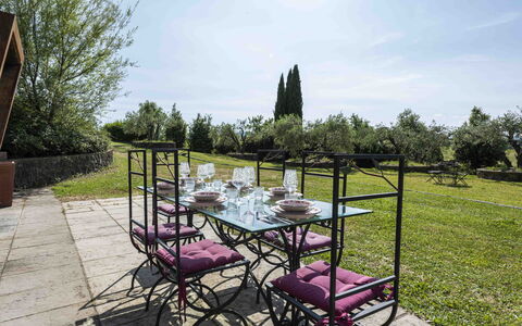 Casina Dell'acquaborra: Mueble, Mueble Para Exteriores, Mesa, Mesa Al Aire Libre, Jardín, Silla, Césped, Yarda, Parque, Cocina Y Comedor Mesa