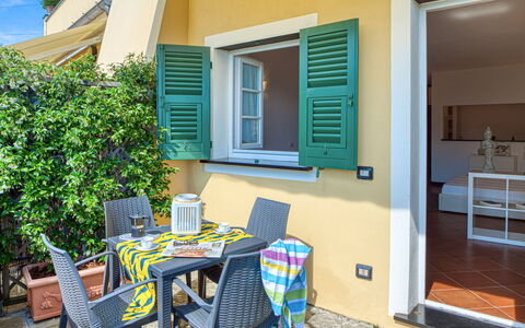 Villa Dell'erta - Levanto, Montale: Planta, Propiedad, Tiempo De Día, Mesa, Edificio, Mueble, Ventana, Azul, Verde, Azur