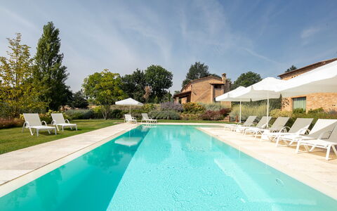 Fonte Della Chiana: Agua, Cielo, Planta, Nube, Propiedad, Piscina, Árbol, Azur, Silla, Sombra