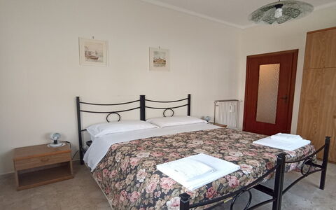 Angelo: Mueble, Propiedad, Edificio, Mesa, Comodidad, Madera, Puerta, Diseño De Interiores, Marco De La Cama, Suelo
