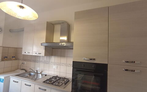 Angelo: Grifo, Gabinetes, Edificio, Arreglo De Tubería, Mostrador, Lavabo, Estufa De Cocina, Madera, Fregadero, Aparato De Cocina