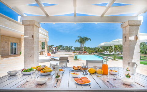 Villa Ofelia: Mesa, Propiedad, Cielo, Ventana, Planta, Piscina, Azur, Diseño De Interiores, Sombra, Mueble Para Exteriores