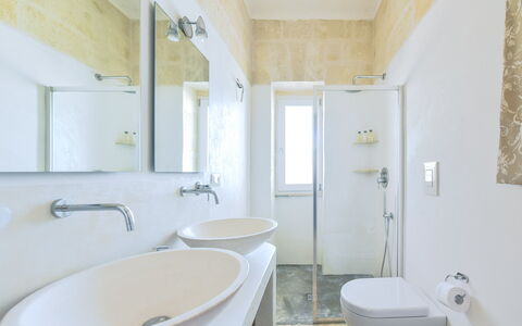 Villa Ofelia: Espejo, Grifo, Arreglo De Tubería, Lavabo, Lavabo Del Baño, Propiedad, Fotografía, Blanco, Púrpura, Baño