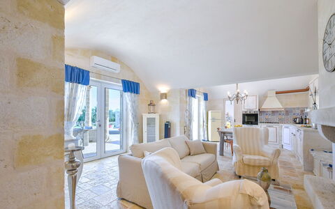 Villa Ofelia: Propiedad, Sofá, Marco, Edificio, Mesa, Comodidad, Casa, Diseño De Interiores, Suelo, Sala