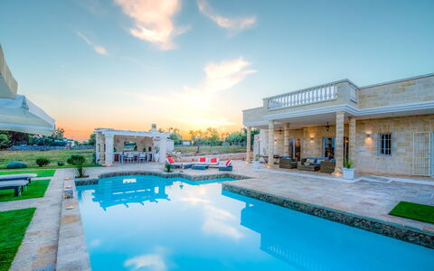 Villa Ofelia: Nube, Agua, Cielo, Planta, Edificio, Tiempo De Día, Piscina, Azur, Árbol, Cuerpo De Agua