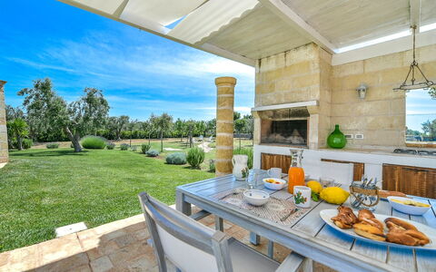 Villa Ofelia: Planta, Mesa, Propiedad, Mueble, Vajilla, Cielo, Comida, Edificio, Silla, Porche