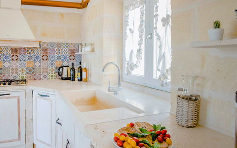Villa Ofelia: Mostrador, Grifo, Lavabo, Gabinetes, Fregadero, Propiedad, Arreglo De Tubería, Producto, Comida, Cocina