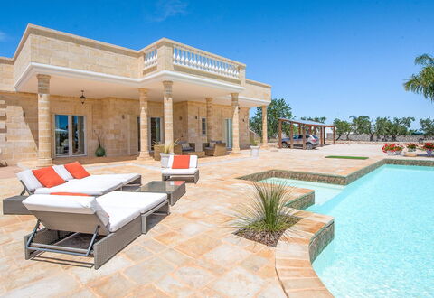 Villa Ofelia: Agua, Cielo, Propiedad, Planta, Sofá, Sombra, Mueble Para Exteriores, Piscina, Edificio, Ocio