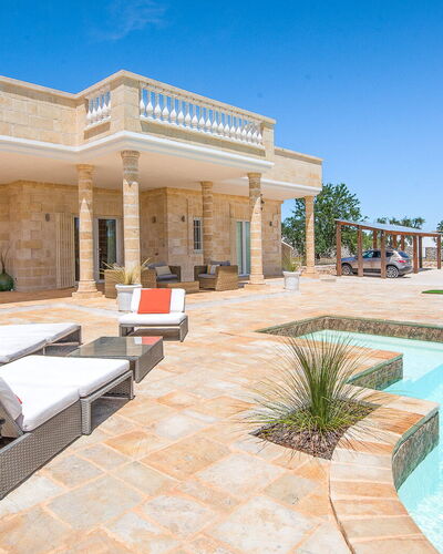 Villa Ofelia: Agua, Cielo, Propiedad, Planta, Sofá, Sombra, Mueble Para Exteriores, Piscina, Edificio, Ocio