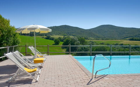 Villa Guardistallo: Cielo, Agua, Planta, Piscina, Árbol, Sombra, Mueble Para Exteriores, El Terreno Del Lote, Montaña, Hierba