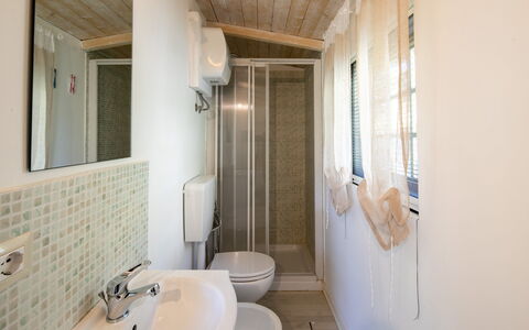 Casa Del Colle: Espejo, Lavabo, Grifo, Propiedad, Arreglo De Tubería, Baño, Lavabo Del Baño, Madera, Diseño De Interiores, Edificio