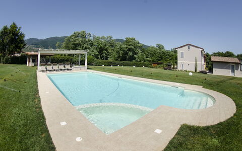 Tenuta Il Giardino Proprietà: Agua, Cielo, Piscina, Azur, Árbol, Sombra, Edificio, Planta, El Terreno Del Lote, Hierba