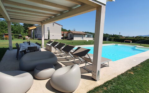 Tenuta Il Giardino Proprietà: Planta, Agua, Propiedad, Silla, Sombra, Mueble Para Exteriores, Piscina, Diseño De Interiores, Maceta, Cielo
