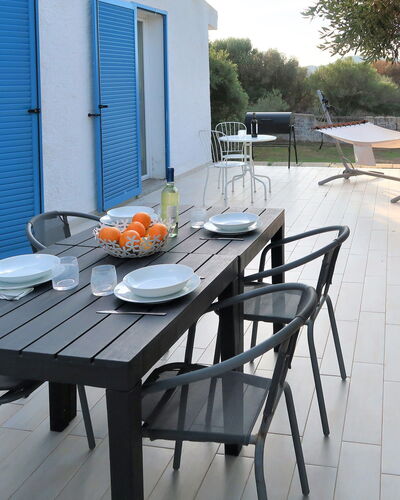 Contraruia: Mesa, Planta, Mueble, Propiedad, Silla, Edificio, Mesa Al Aire Libre, Mueble Para Exteriores, Puerta, Madera