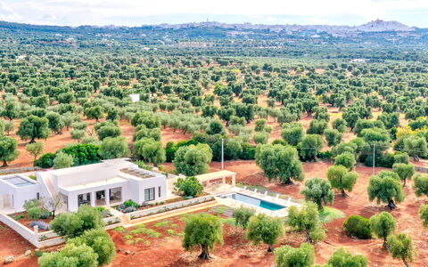 Villa Orama Estia Relais: Planta, Cielo, Propiedad, Nube, Árbol, Paisaje Natural, El Terreno Del Lote, Arquitectura, Vegetación, Diseño Urbano