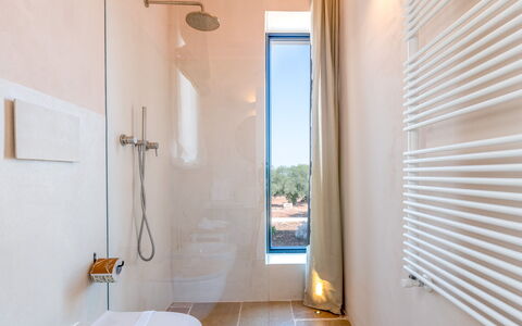Villa Orama Estia Relais: Edificio, Propiedad, Arreglo De Tubería, Madera, Grifo, Baño, Casa, Diseño De Interiores, Sombra