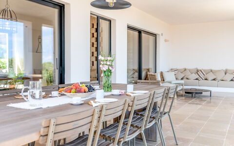 Villa Orama Estia Relais: Mesa, Mueble, Sofá, Marco, Ventana, Comida, Azur, Madera, Vajilla, Encendiendo