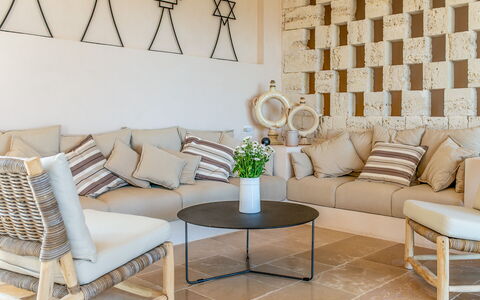 Villa Orama Estia Relais: Mueble, Sofá, Mesa, Propiedad, Planta, Madera, Comodidad, Diseño De Interiores, Sala, Suelo