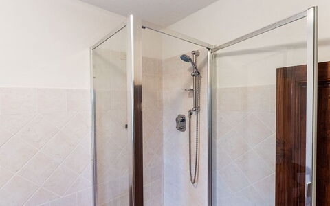 Villa Taragnano: Alcachofa De La Ducha, Arreglo De Tubería, Puerta De La Ducha, Barra De La Ducha, Ducha, Puerta, Baño, Panel De Ducha, Diseño De Interiores