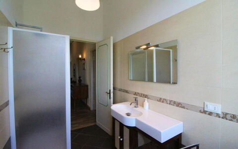 Il Poggiolo: Espejo, Grifo, Arreglo De Tubería, Lavabo, Lavabo Del Baño, Edificio, Propiedad, Baño, Encendiendo, Casa