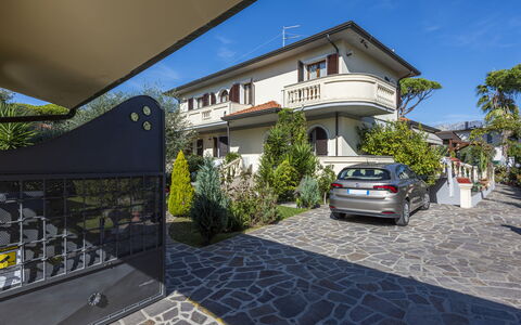 Residenza Garosi: Planta, Edificio, Cielo, Propiedad, Ventana, Vehículo, Coche, Superficie De La Carretera, Rueda