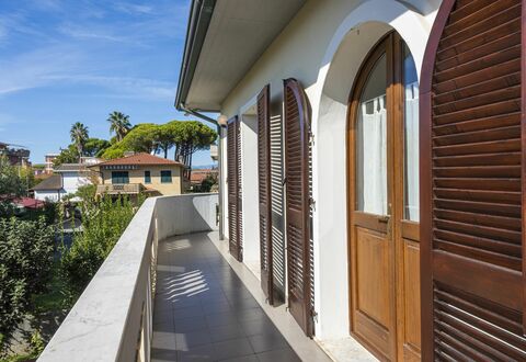 Residenza Garosi: Cielo, Tiempo De Día, Propiedad, Nube, Planta, Edificio, Sombra, Barrio Residencial, Árbol, Madera