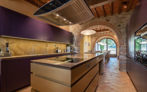 Villa Dorothea: Gabinetes, Mostrador, Propiedad, Edificio, Madera, Casa, Encendiendo, Diseño De Interiores, Cocina, Manchas De Madera