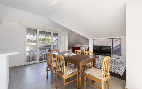 Casa Serchio: Mesa, Mueble, Silla, Edificio, Madera, Gabinetes, Diseño De Interiores, Cocina, Suelo