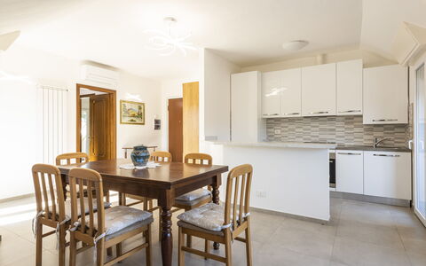 Casa Serchio: Mesa, Mueble, Propiedad, Gabinetes, Madera, Mostrador, Diseño De Interiores, Piso, Silla, Suelo